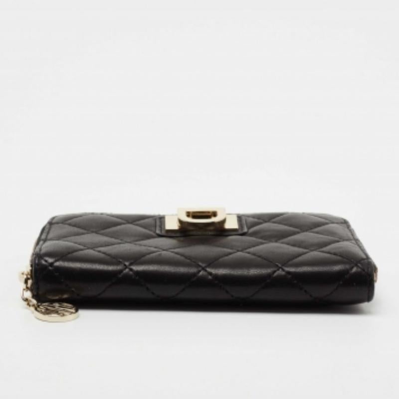 Portefeuille zippé en cuir matelassé noir de DKNY en vente 4
