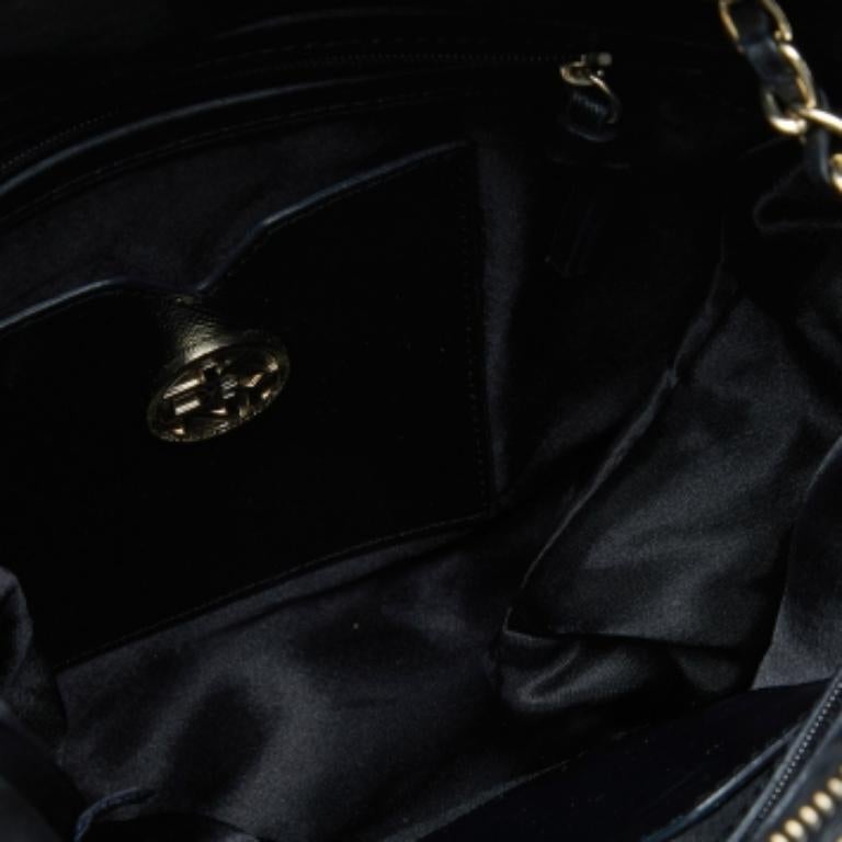 DKNY Borsa a tracolla con zip in pelle trapuntata nera In condizioni discrete in vendita a Dubai, Al Qouz 2