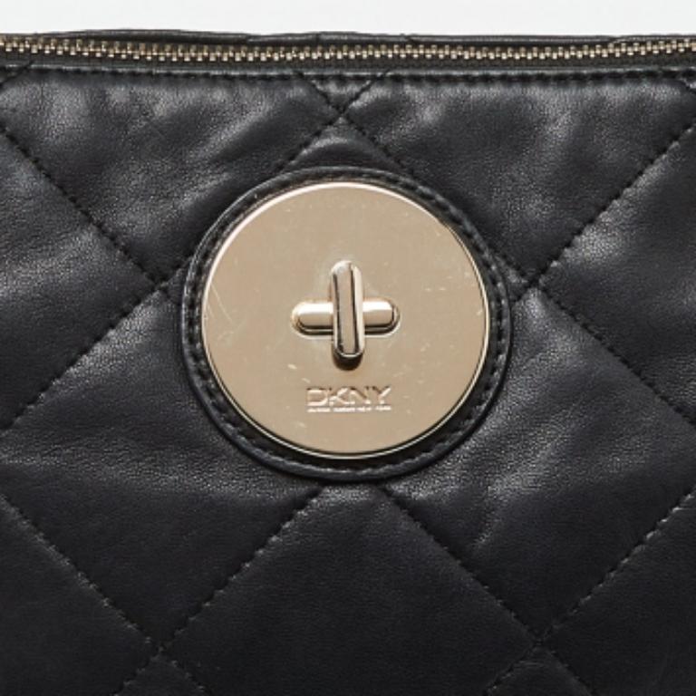 DKNY Borsa a tracolla con zip in pelle trapuntata nera in vendita 4