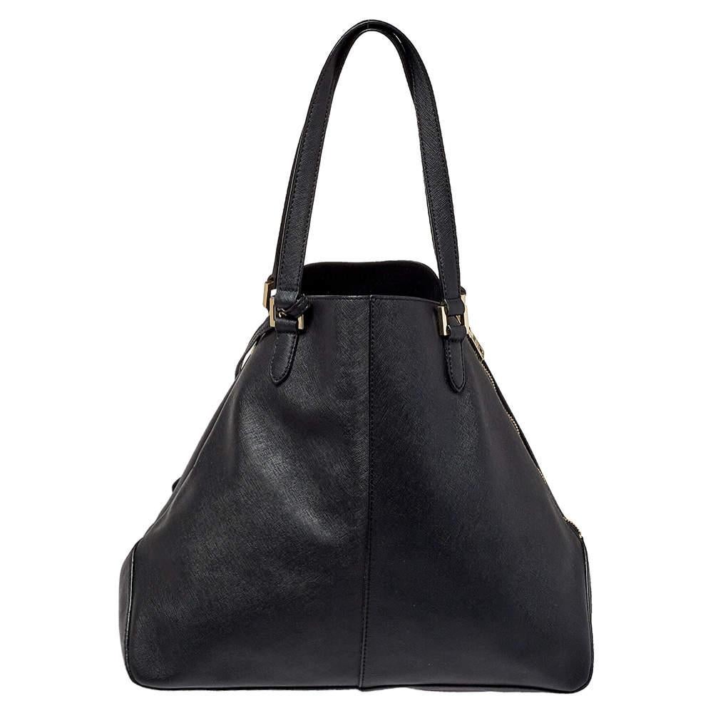 DKNY - Fourre-tout à double fermeture éclair en cuir Saffiano noir Bon �état à Dubai, Al Qouz 2