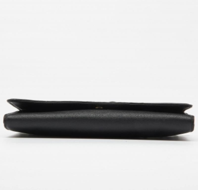 DKNY Schwarzes Saffiano-Leder-Portemonnaie an Kette im Angebot 4
