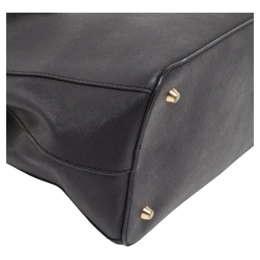Diese verführerische Tragetasche für Frauen wurde entworfen, um Sie an jedem Tag zu begleiten. Die bequem zu tragende und modisch gestaltete Tasche wird mit viel Geschick zugeschnitten und in eine tolle Form genäht. Es ist gut ausgestattet, um ein