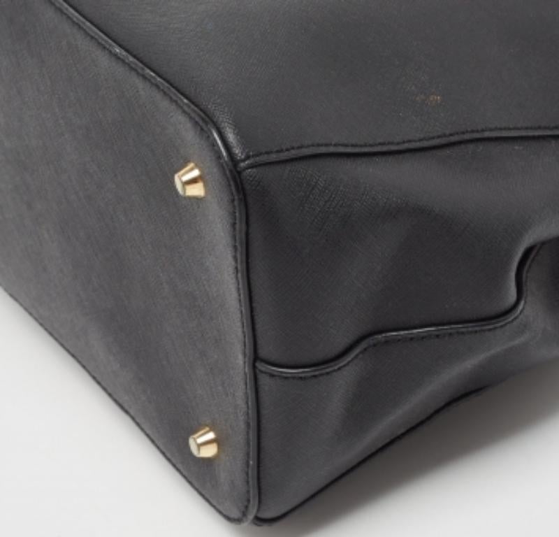 DKNY Schwarzes Saffiano Leder Robinson Double Zip Tote im Zustand „Gut“ im Angebot in Dubai, Al Qouz 2