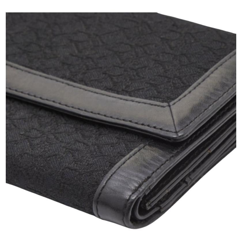 Designed to perfection and crafted from fine quality coated canvas & leather, this wallet can be your go-to accessory. This wallet is a suave creation from the extraordinary house of DKNY. Featuring a black shade, this superb wallet is a stylish