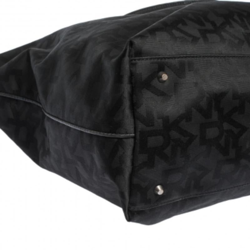 Bolso de lona negro DKNY Signature en venta 1