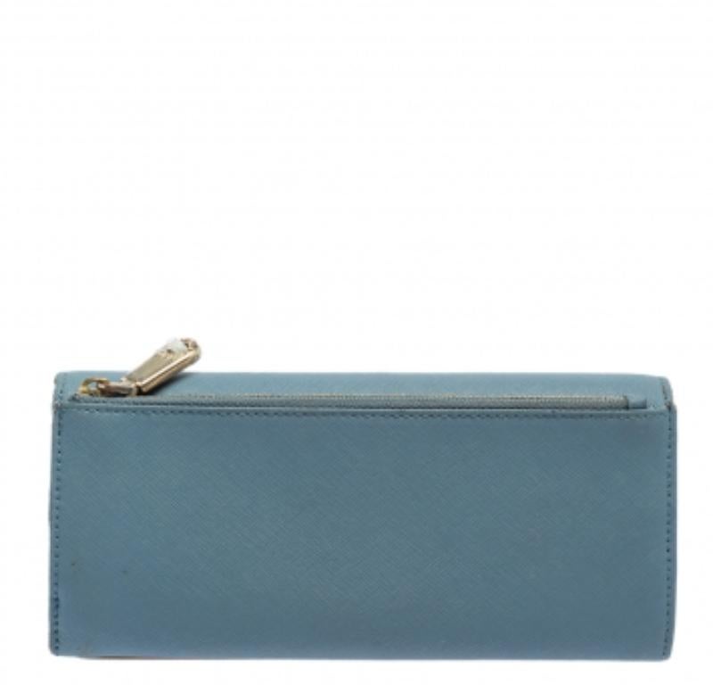 DKNY Blue/Beige Saffiano Leather Flap Continental Wallet In Fair Condition For Sale In Dubai, Al Qouz 2