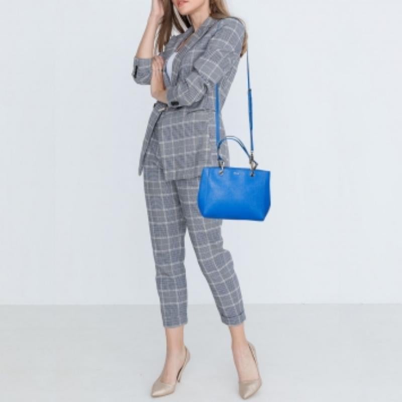 Mit dem Wissen, stilvolle, anspruchsvolle und zeitlose Designs zu entwerfen, ist dies eine Marke, in die es sich zu investieren lohnt. Die Taschen, die aus dem Atelier dieses Labels kommen, sind exquisit. Diese Tragetasche ist nicht anders. Er wurde