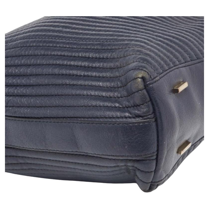 Diese verführerische Tragetasche für Frauen wurde entworfen, um Sie an jedem Tag zu begleiten. Die bequem zu tragende und modisch gestaltete Tasche wird mit viel Geschick zugeschnitten und in eine tolle Form genäht. Es ist gut ausgestattet, um ein