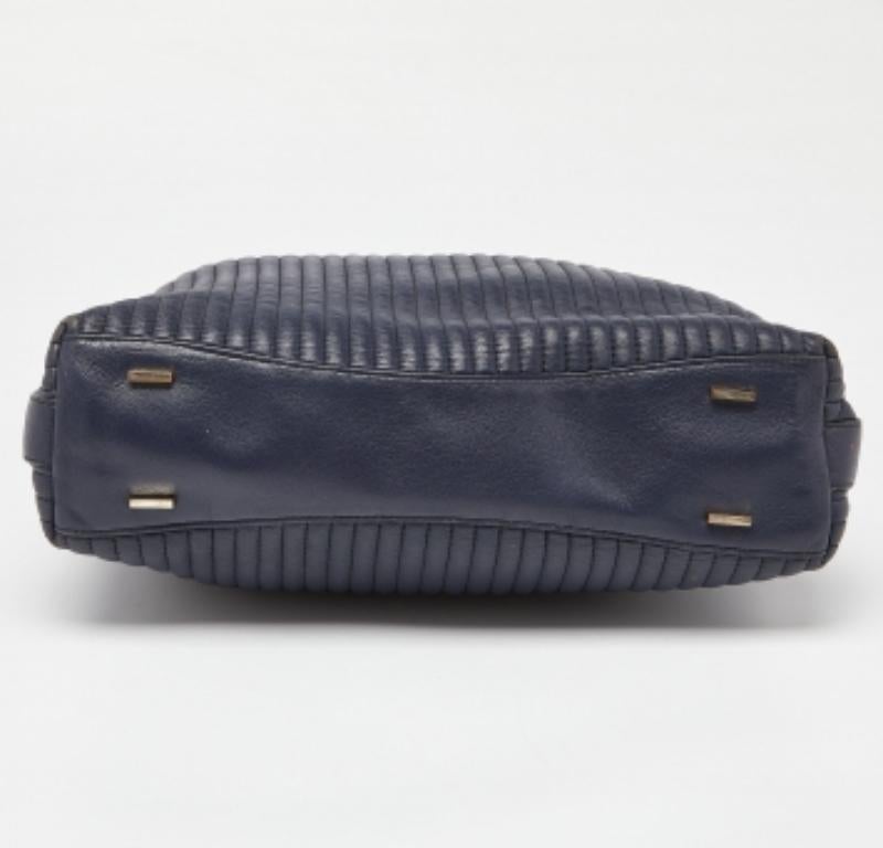 DKNY Blaue gesteppte Leder-Ketten-Tasche im Zustand „Relativ gut“ im Angebot in Dubai, Al Qouz 2