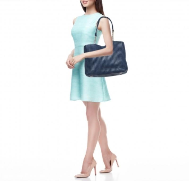 DKNY Blaue gesteppte Leder-Ketten-Tasche Damen im Angebot