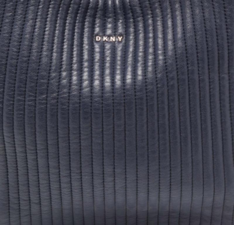 DKNY Blaue gesteppte Leder-Ketten-Tasche im Angebot 1