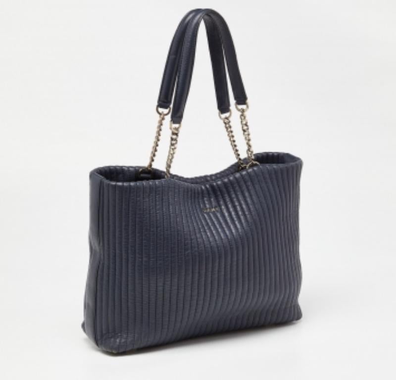 DKNY Blaue gesteppte Leder-Ketten-Tasche im Angebot 2