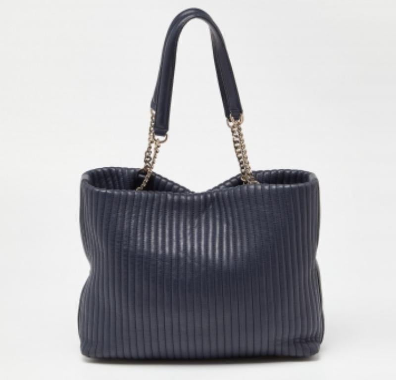 DKNY Blaue gesteppte Leder-Ketten-Tasche im Angebot 3