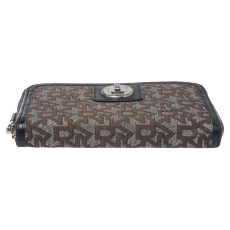 Dkny Braun/Schwarz Monogram Canvas und Leder Zip um Brieftasche im Zustand „Relativ gut“ im Angebot in Dubai, Al Qouz 2