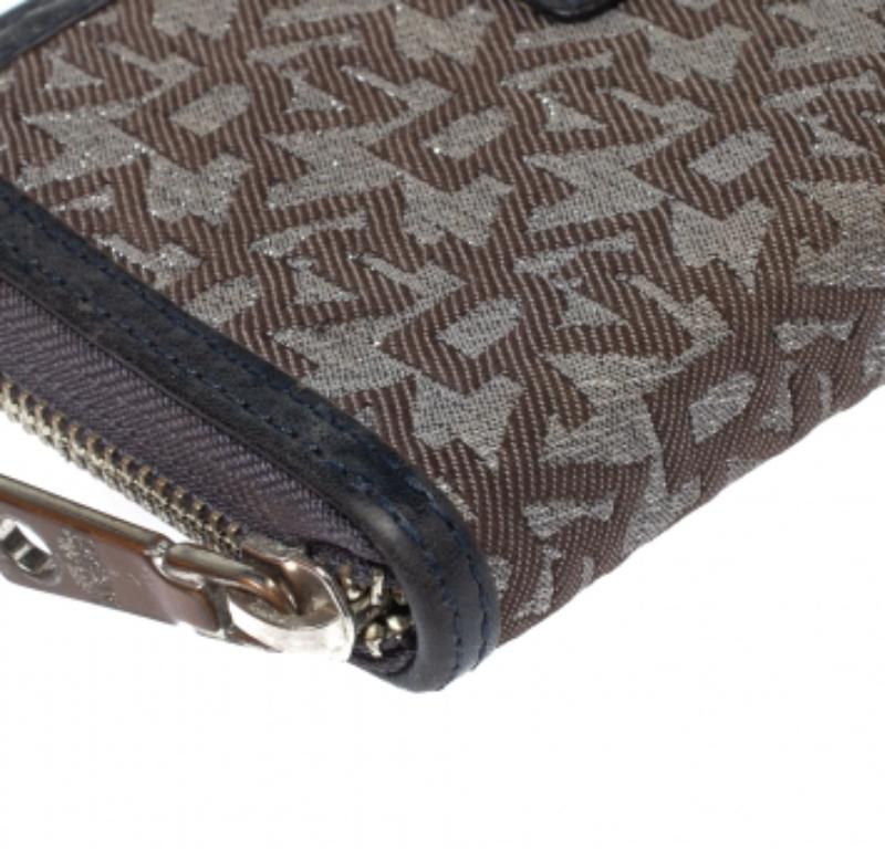 Dkny Braun/Schwarz Monogram Canvas und Leder Zip um Brieftasche im Angebot 1