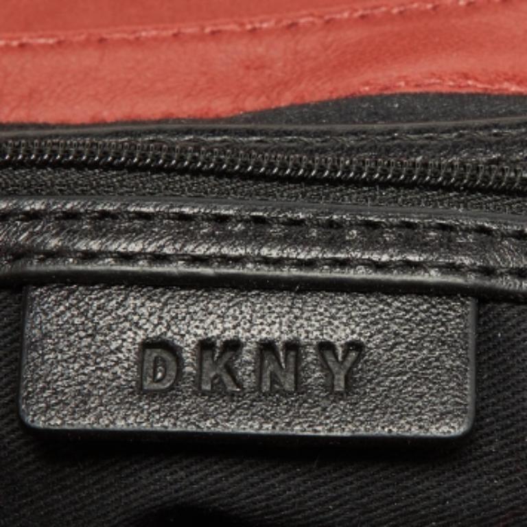 Para un look completo con estilo, gusto y un toque de lujo, este bolso de diseño es el complemento perfecto. Haga alarde de esta belleza en su hombro y deléitese con el sabor a lujo que le deja.