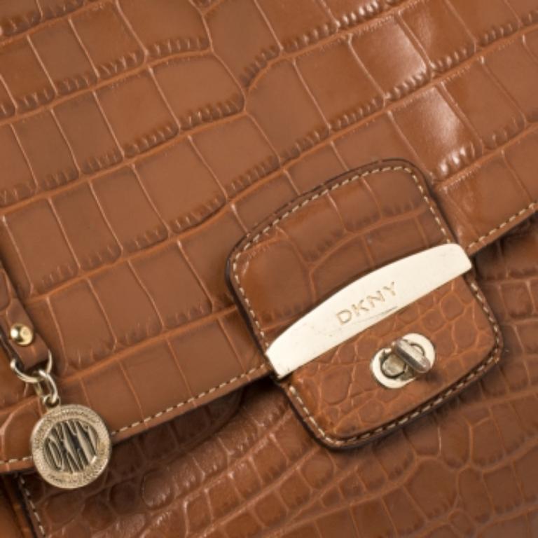 Donna DKNY Borsa con manico superiore a patta in pelle e goffratura in coccodrillo marrone in vendita