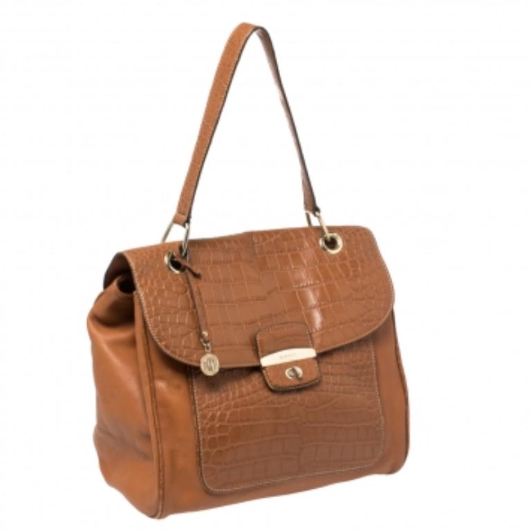 DKNY Borsa con manico superiore a patta in pelle e goffratura in coccodrillo marrone in vendita 1