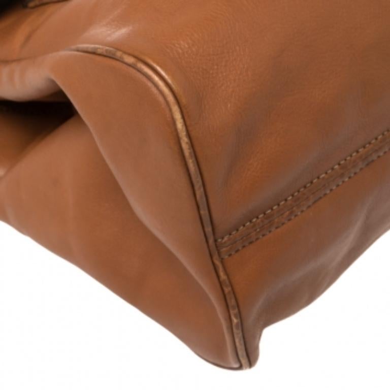 DKNY Borsa con manico superiore a patta in pelle e goffratura in coccodrillo marrone in vendita 3