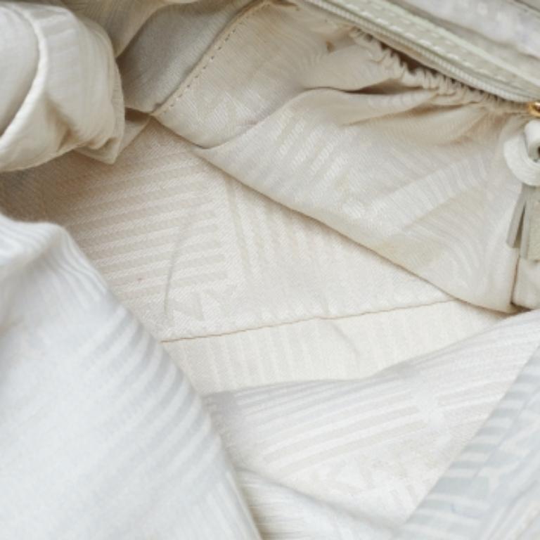 Les sacs à main élégants ne manquent jamais de faire une impression de mode. Faites vôtre ce hobo de créateur en l'associant à vos tenues de travail sophistiquées comme à vos looks décontractés chics.