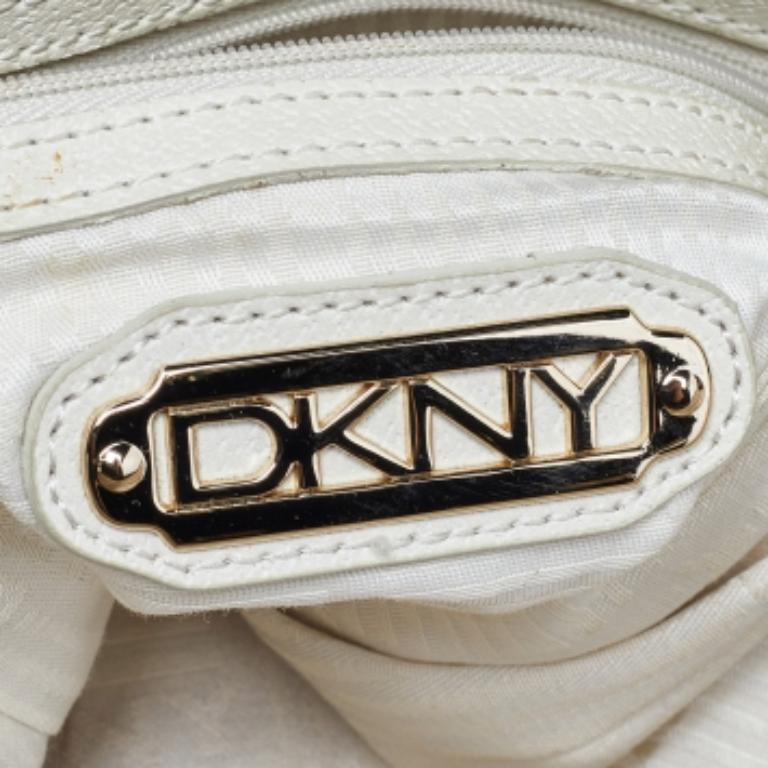 Marron DKNY Hobo clouté en cuir Brown en vente