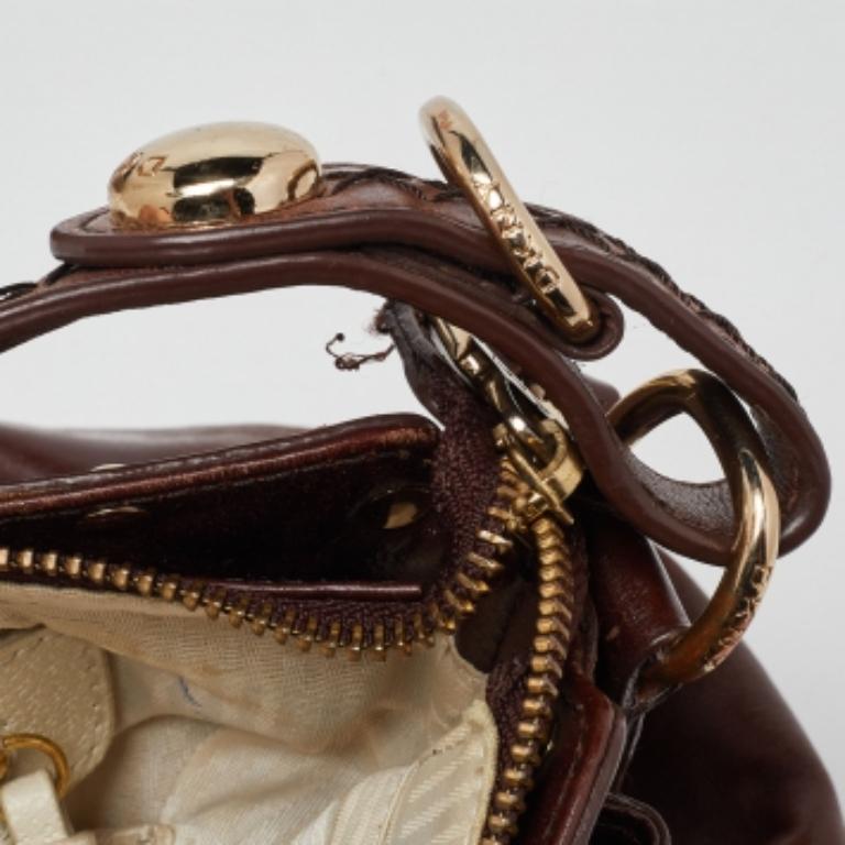 DKNY Hobo clouté en cuir Brown État moyen - En vente à Dubai, Al Qouz 2
