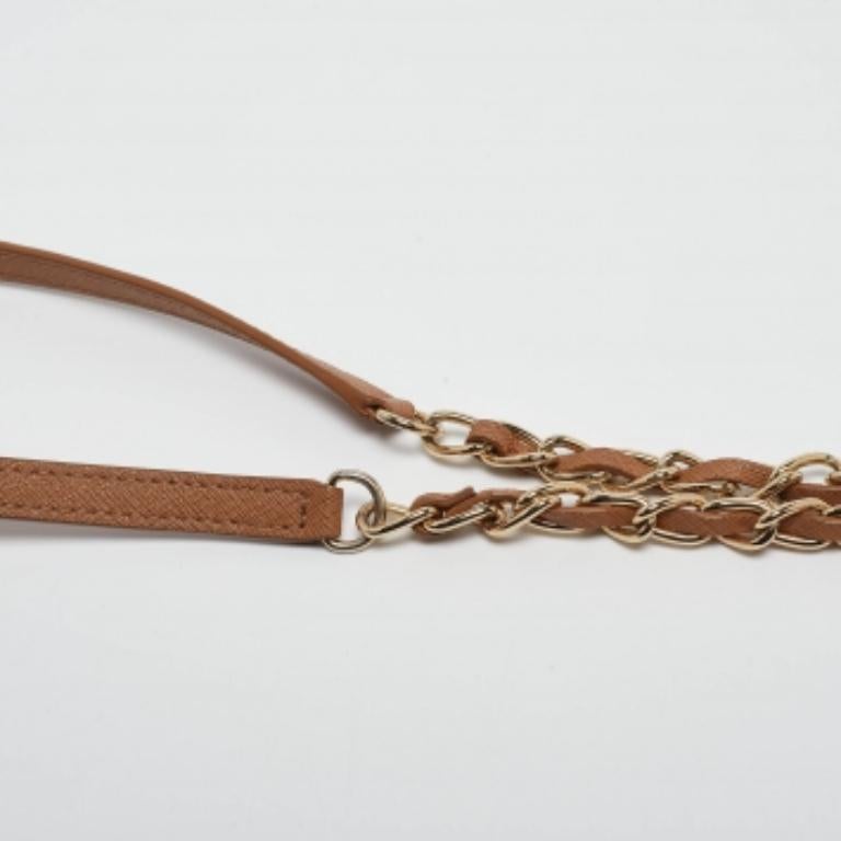Confía en que este bolso de DKNY sea ligero, duradero y cómodo de llevar. Está bellamente elaborado con los mejores materiales para ser un aliado de estilo duradero.