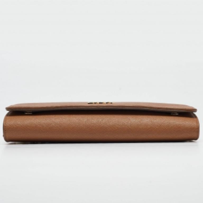 Cartera con solapa y cadena DKNY de piel saffiano marrón en venta 1