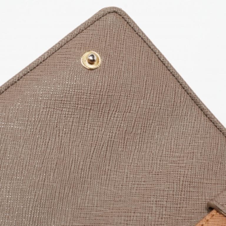Cartera con solapa y cadena DKNY de piel saffiano marrón en venta 4