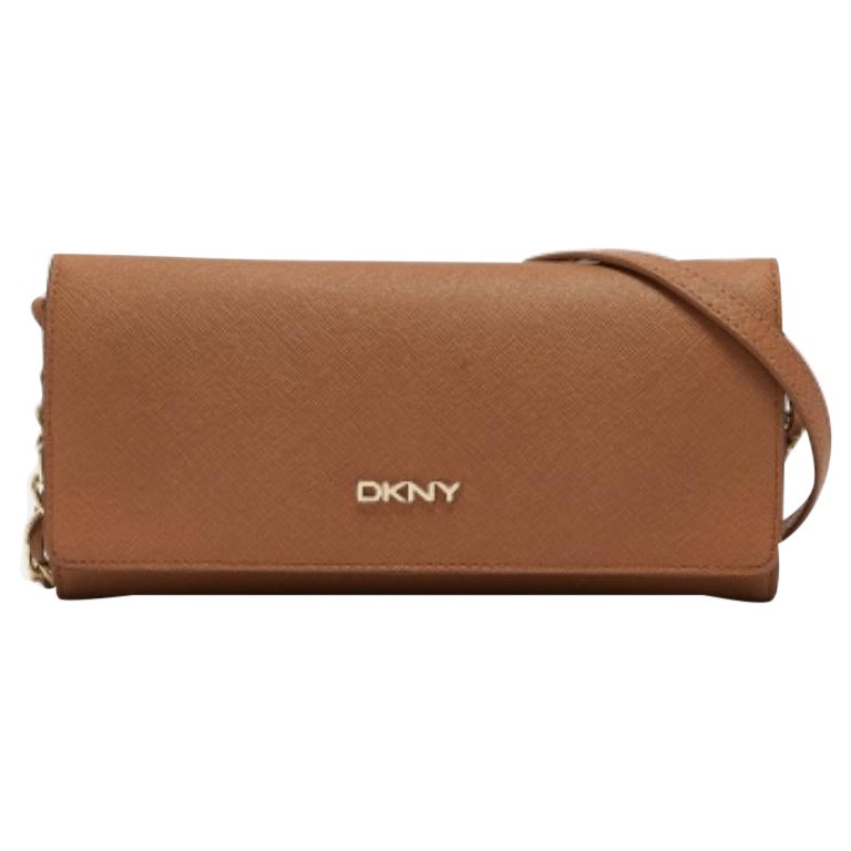 DKNY Portefeuille à rabat en cuir Saffiano marron sur chaîne