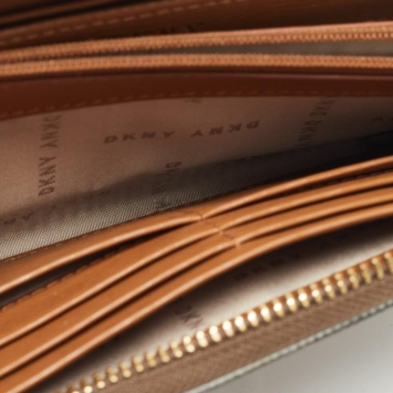 DKNY Brown Signatur beschichtetem Canvas Zip um Continental Brieftasche im Angebot 5