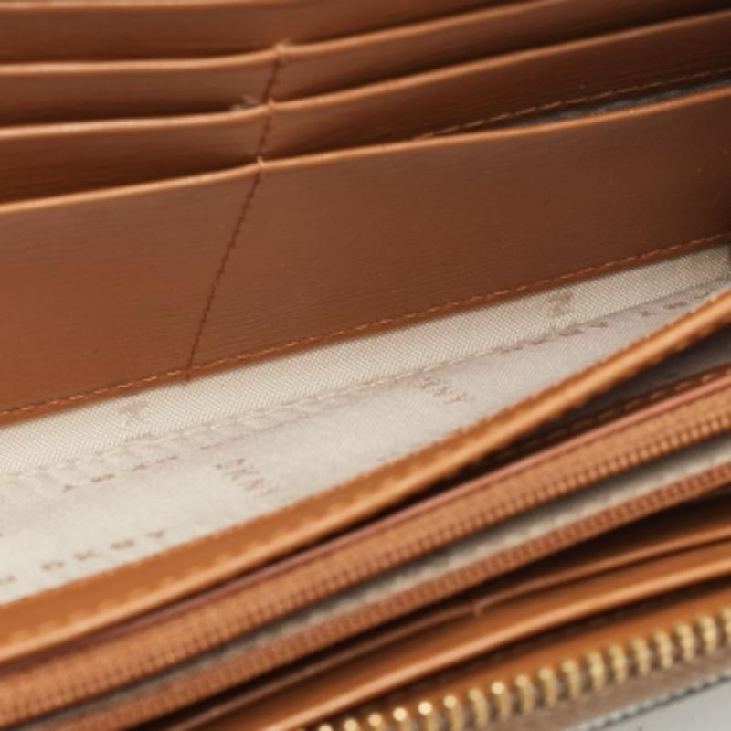 DKNY Brown Signatur beschichtetem Canvas Zip um Continental Brieftasche im Angebot 6