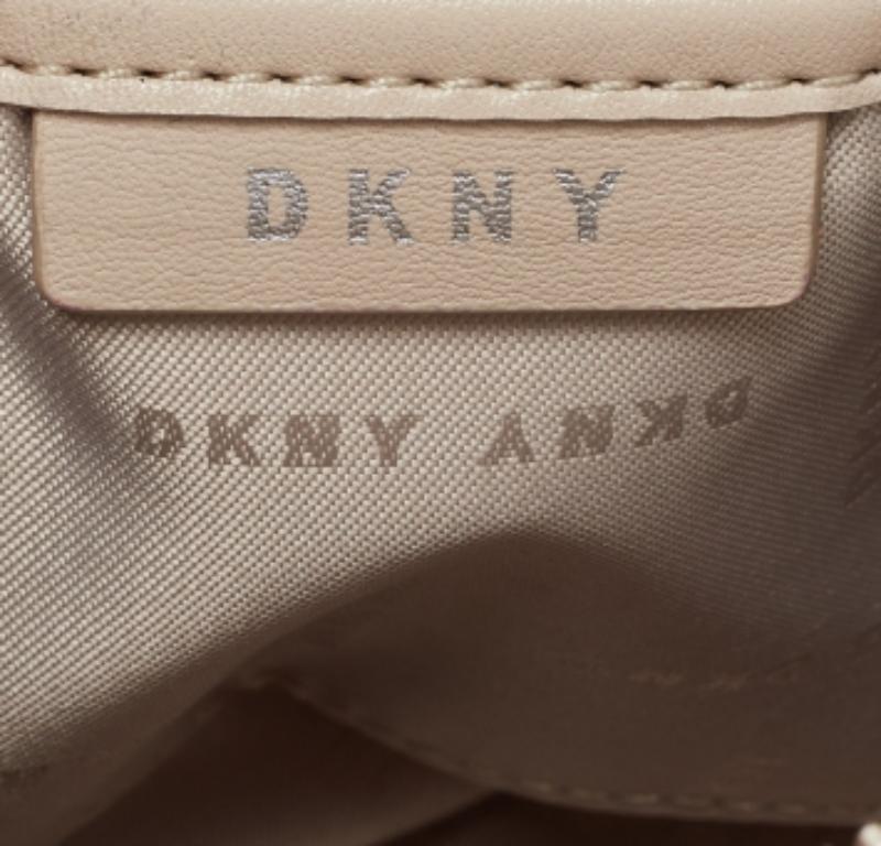 Esprimi il tuo stile personale con questa borsa crossbody di alta gamma. Realizzato con materiali di qualità, è stato arricchito con dettagli raffinati ed è perfettamente rifinito. L'abitacolo è ben spazioso.