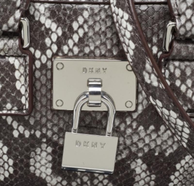 Grigio DKNY - Borsa a tracolla in pelle marrone con stampa a serpente in vendita
