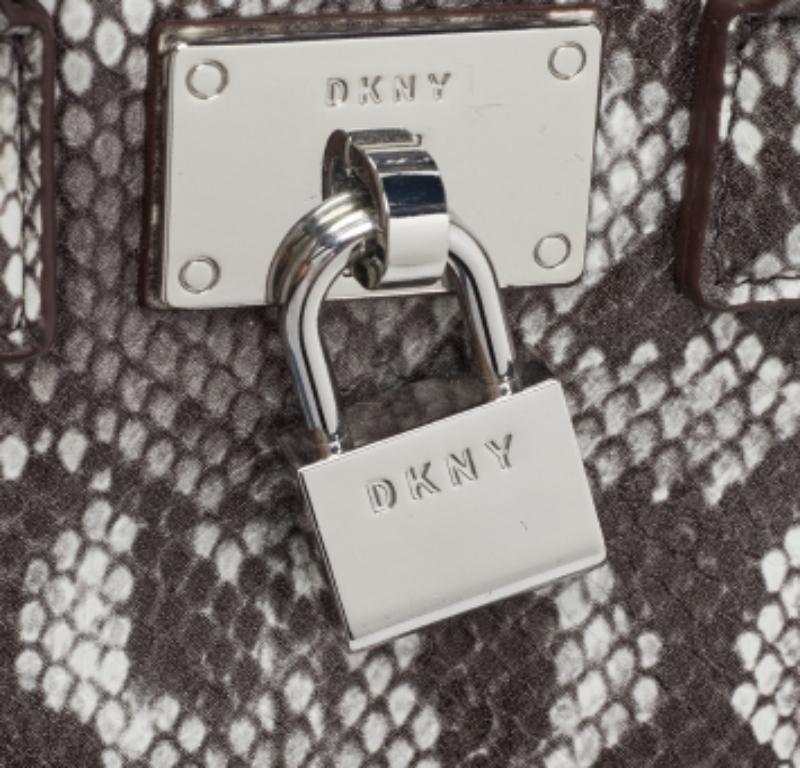 DKNY - Borsa a tracolla in pelle marrone con stampa a serpente In condizioni buone in vendita a Dubai, Al Qouz 2