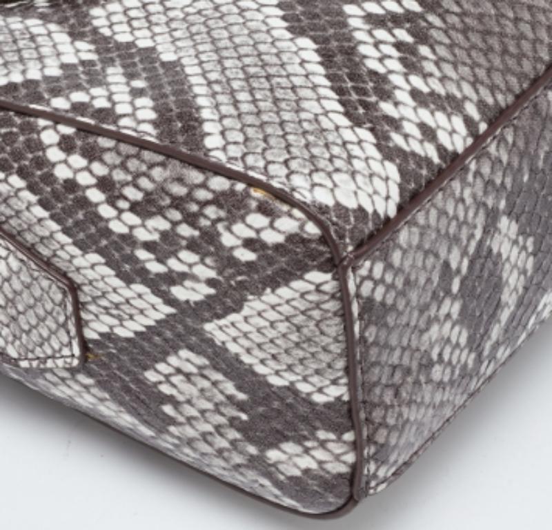 DKNY - Borsa a tracolla in pelle marrone con stampa a serpente in vendita 1