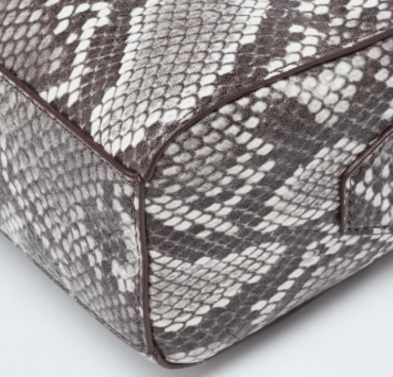 DKNY - Borsa a tracolla in pelle marrone con stampa a serpente in vendita 2