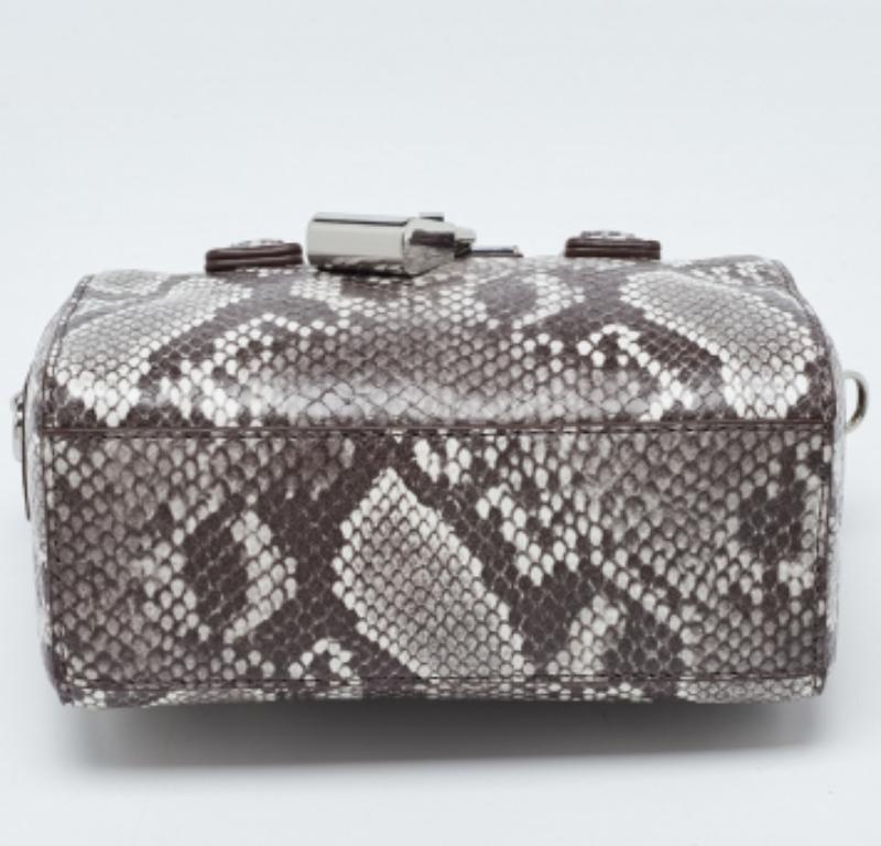 DKNY - Borsa a tracolla in pelle marrone con stampa a serpente in vendita 3
