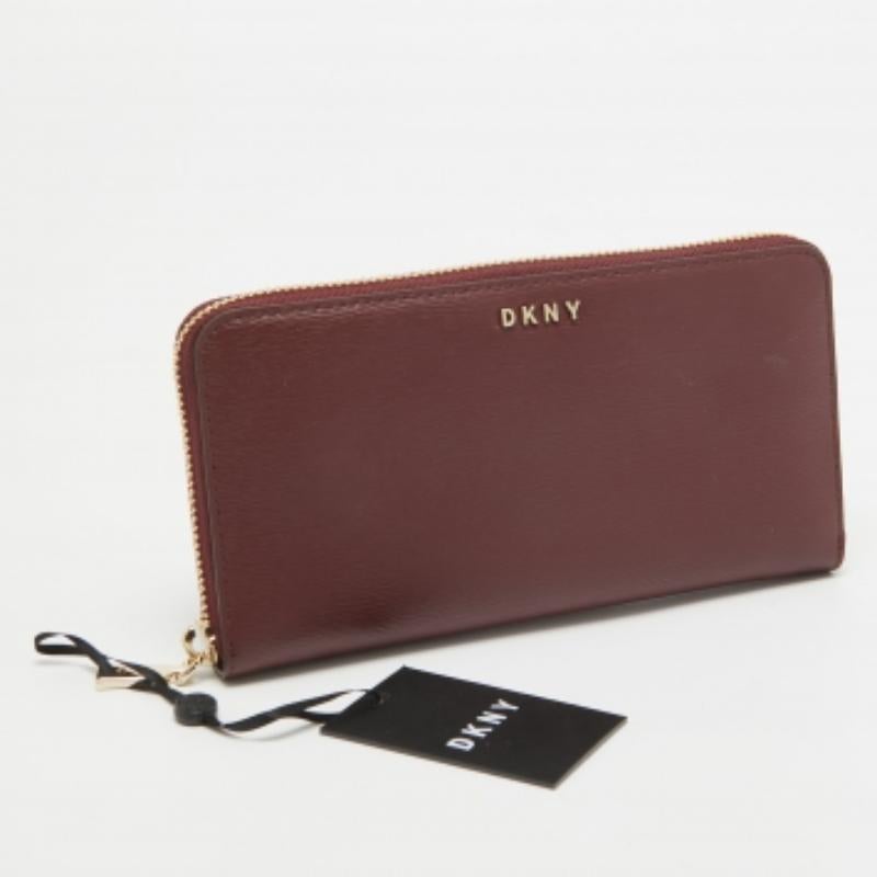 Portefeuille continental à fermeture éclair Bryant en cuir bourgogne DKNY Bon état - En vente à Dubai, Al Qouz 2