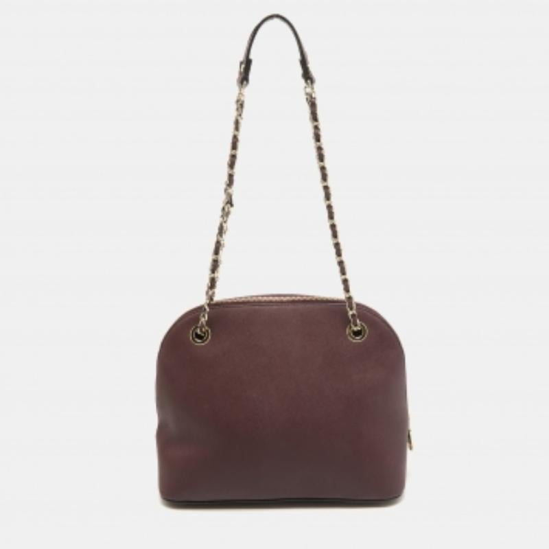 Strutturata, sofisticata ed elegante sono alcune parole che descrivono questa borsa a tracolla! Realizzata con materiali della migliore qualità, la creazione è impreziosita dal fascino tipico del marchio e dotata di un interno ben spaziato. Portalo