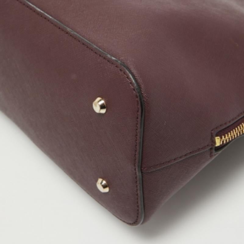 Donna DKNY Borsa a tracolla a cupola in pelle borgogna in vendita