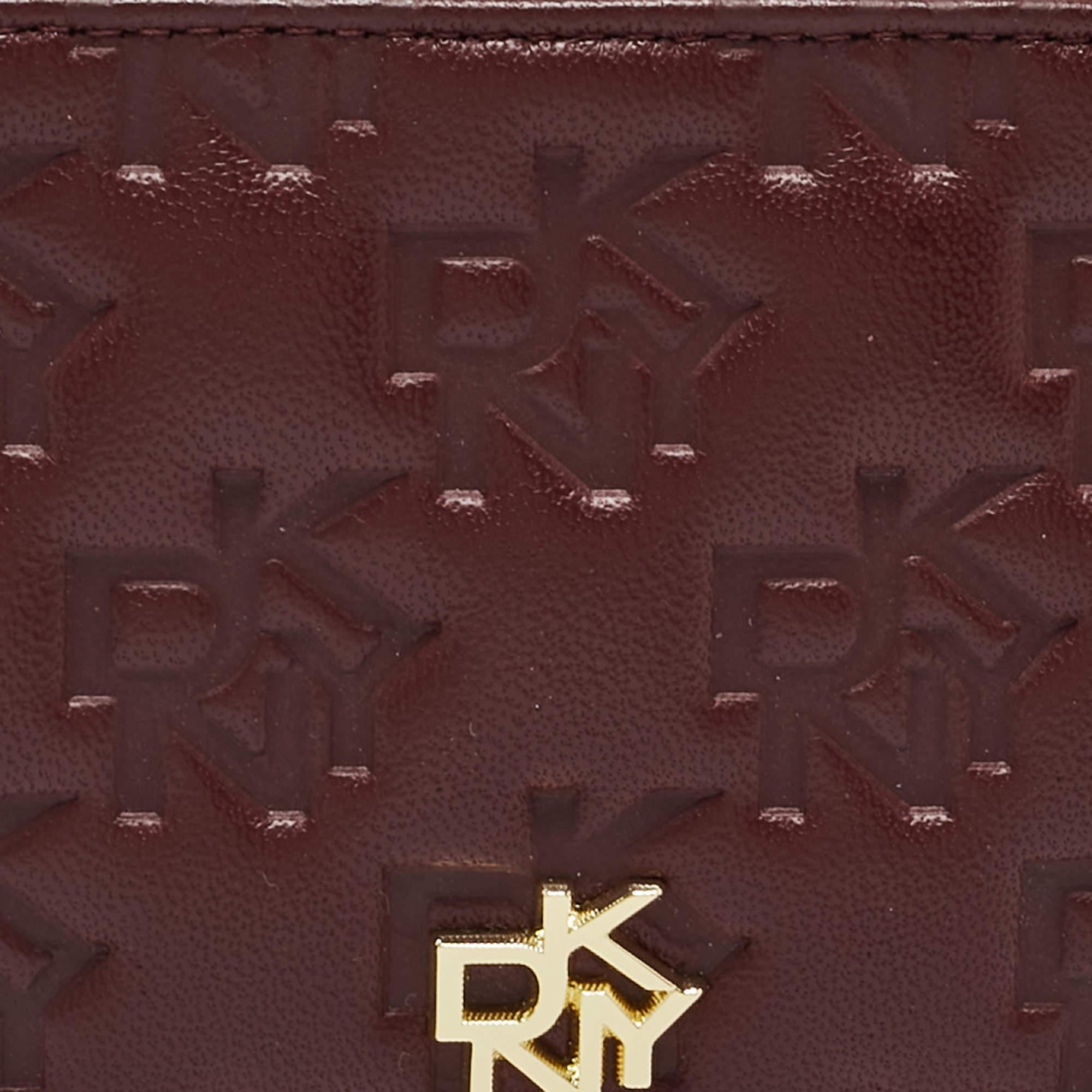 DKNY Burgundy Signature Embossed Leather Catherine Key Card Case In Excellent Condition For Sale In Dubai, Al Qouz 2