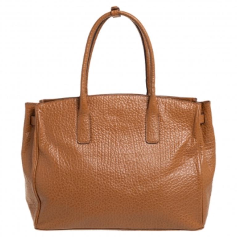 DKNY Caramel Brown Pebbled Leather Padlock Tote In Good Condition For Sale In Dubai, Al Qouz 2