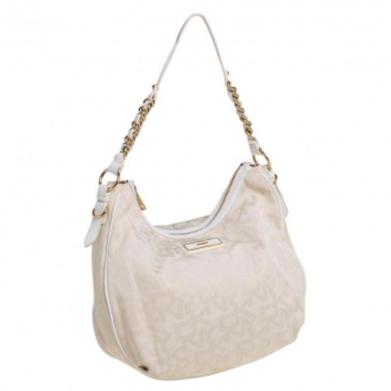 DKNY Signature Cream Canvas Hobo État moyen - En vente à Dubai, Al Qouz 2