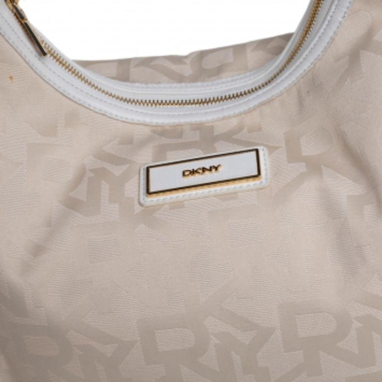 DKNY Signature Cream Canvas Hobo Pour femmes en vente
