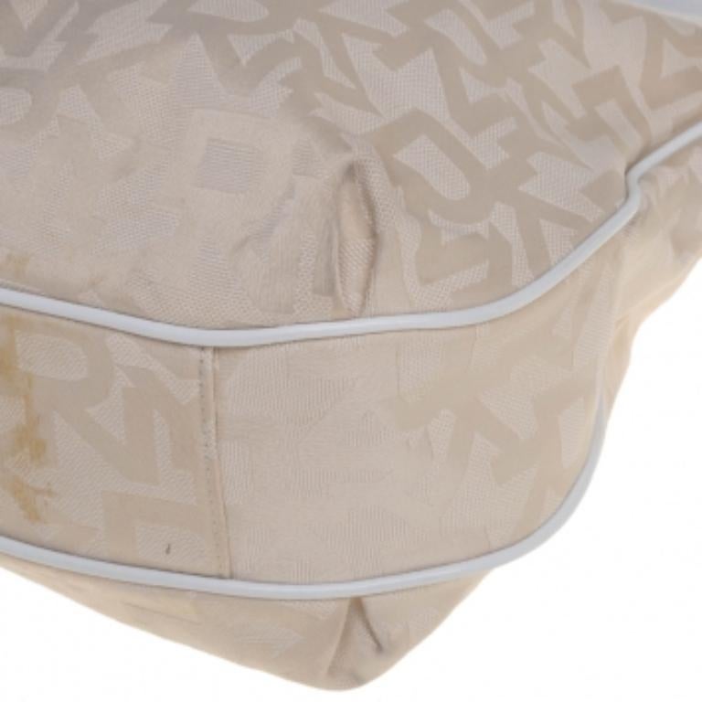DKNY Signature Cream Canvas Hobo en vente 2