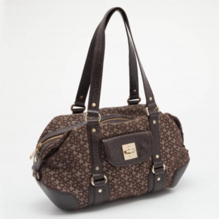 La silueta sencilla y el uso de lona con monograma y piel para el exterior realzan el atractivo de esta cartera DKNY. Tiene asas de hombro, herrajes dorados y un interior forrado de tela.
