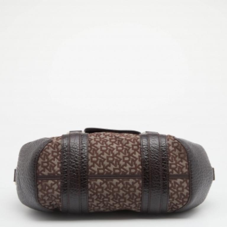 Satchel DKNY de lona y piel con monograma marrón oscuro en Bueno estado para la venta en Dubai, Al Qouz 2