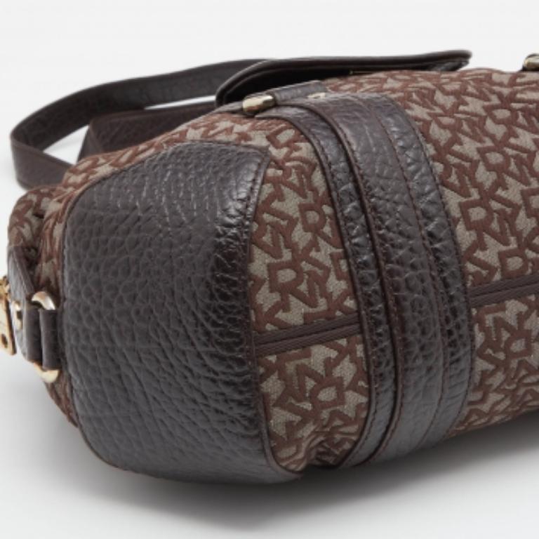 Satchel DKNY de lona y piel con monograma marrón oscuro en venta 1