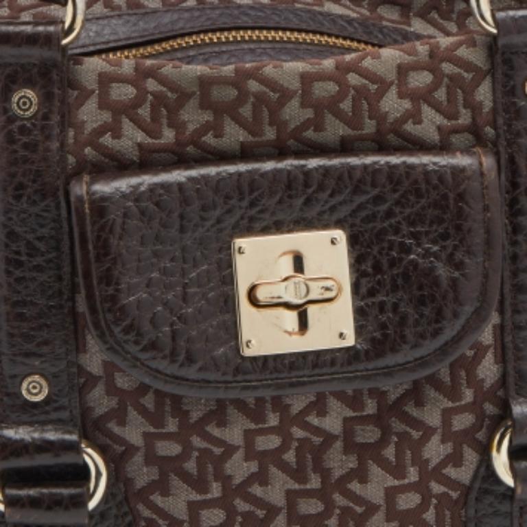 Satchel DKNY de lona y piel con monograma marrón oscuro en venta 4